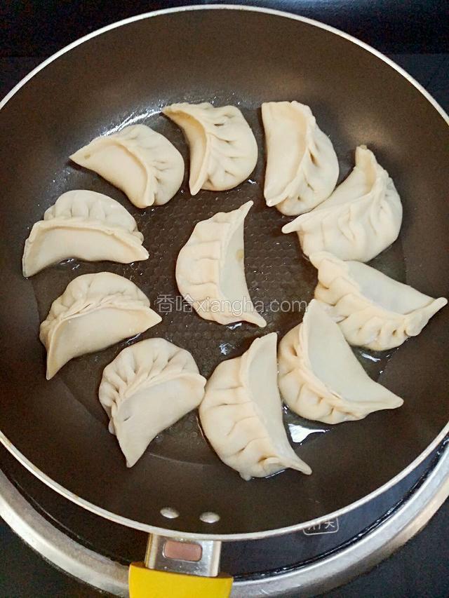 平底锅刷油，放入饺子