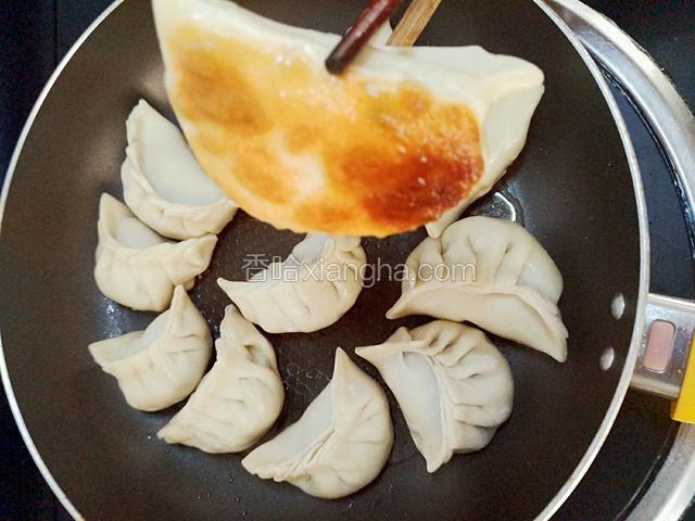 中小火煎至底部金黄