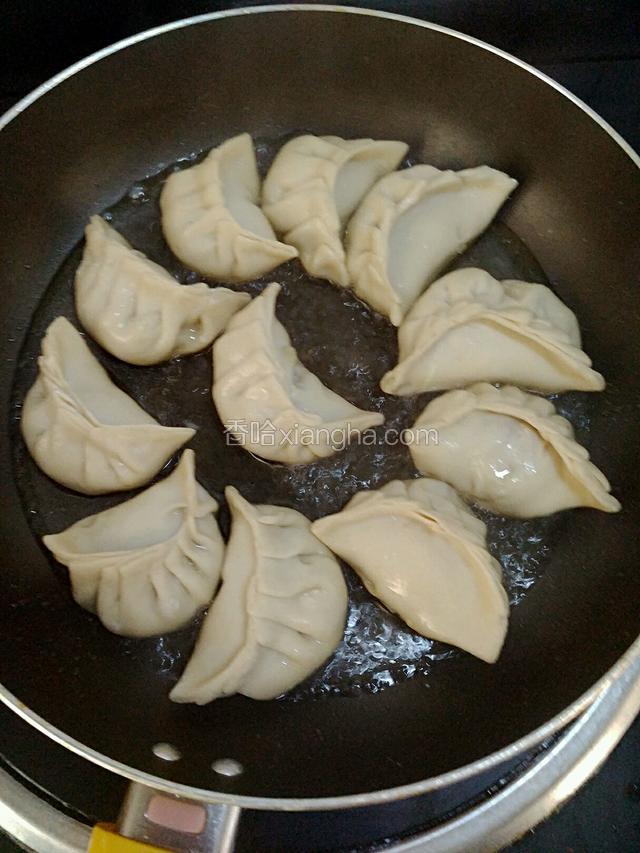倒入适量水，盖上盖子焖煮至水收干即可