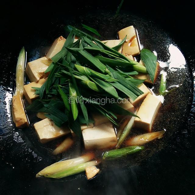 烧至汤汁略少，放入余下的蒜苗