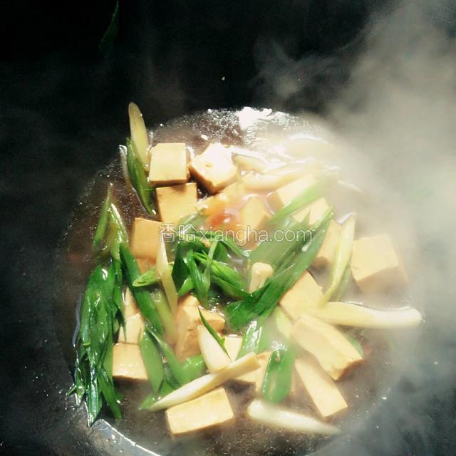 大火把芡汁收浓，裹在食材上关火