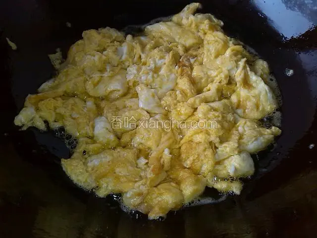 倒蛋液翻炒成块