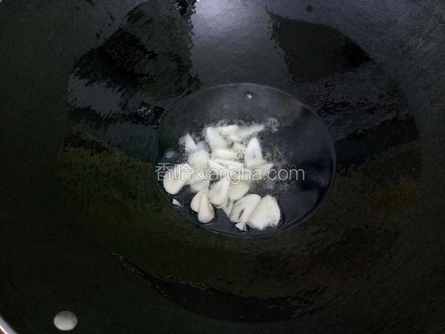 干锅倒入适量植物油，下入蒜末爆香