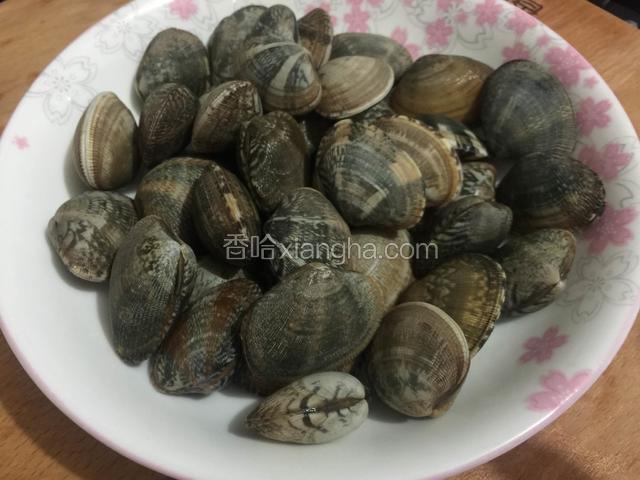 花甲清洗干净。（我买的是已经养过的花甲）