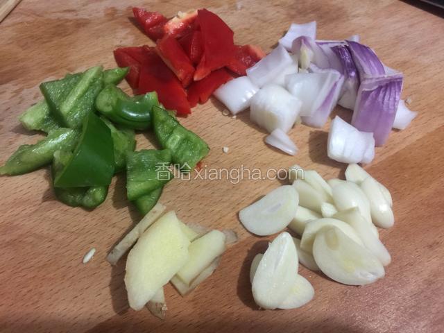 把青红椒洋葱和姜蒜切好。