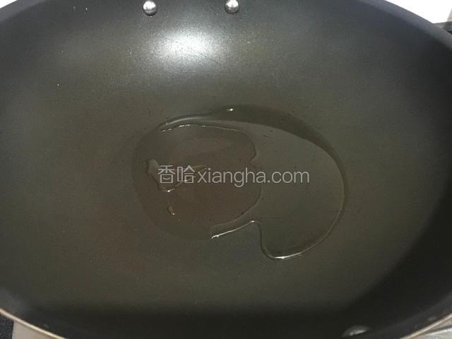 锅里倒入适量的油烧热。