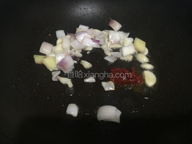 爆出香味后加入适量的辣椒酱炒出红油。