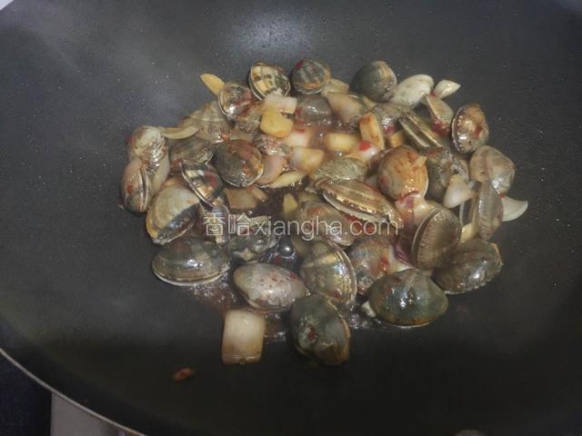 待花甲壳微张的时候调入料酒和生抽。