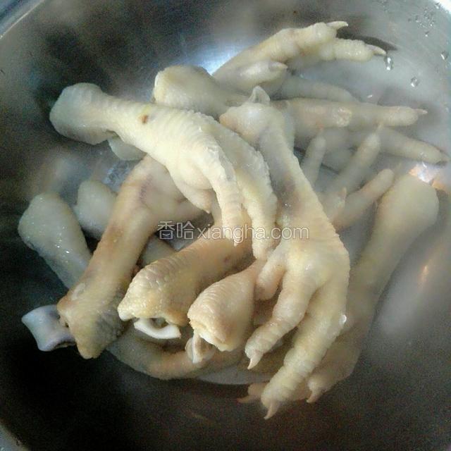 鸡爪捞出温水洗净备用