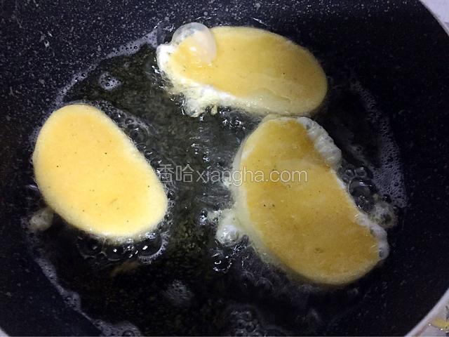 锅中倒入适量油烧至六成热时放入馒头片，小火炸至金黄色