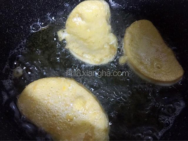 翻面继续小火炸至金黄色即可。