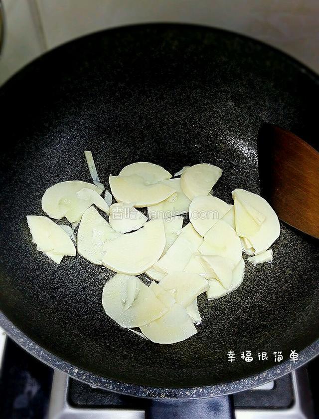 锅中倒入适量清油，先将笋片炒一下。