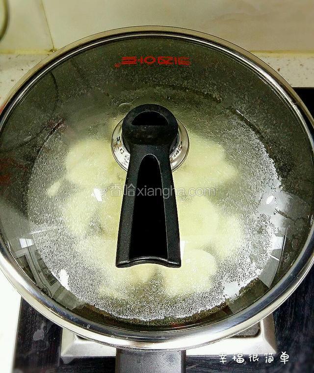 因为蛋饺里包的是鲜肉，所以盖上锅盖煮一下。