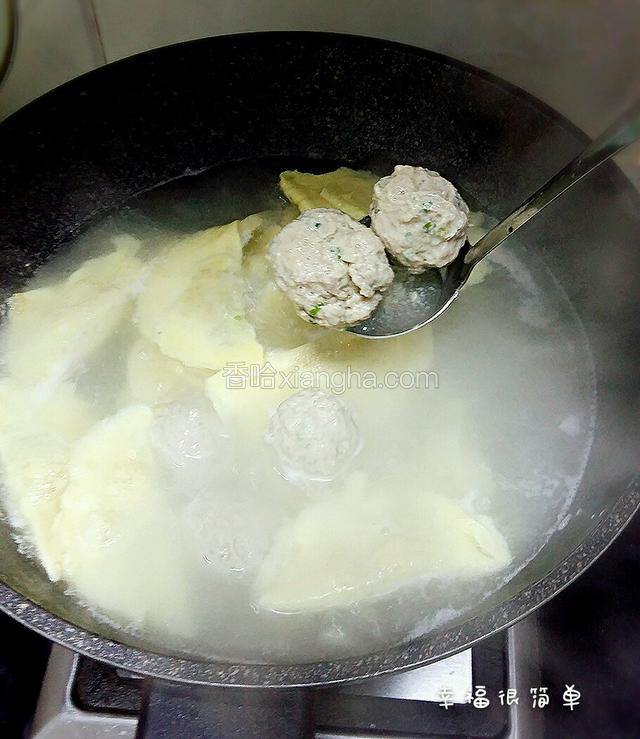 锅开后再下入肉圆。