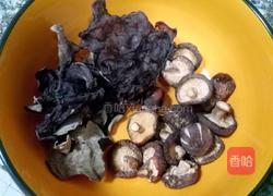 香菇木耳炖排骨的做法图解1