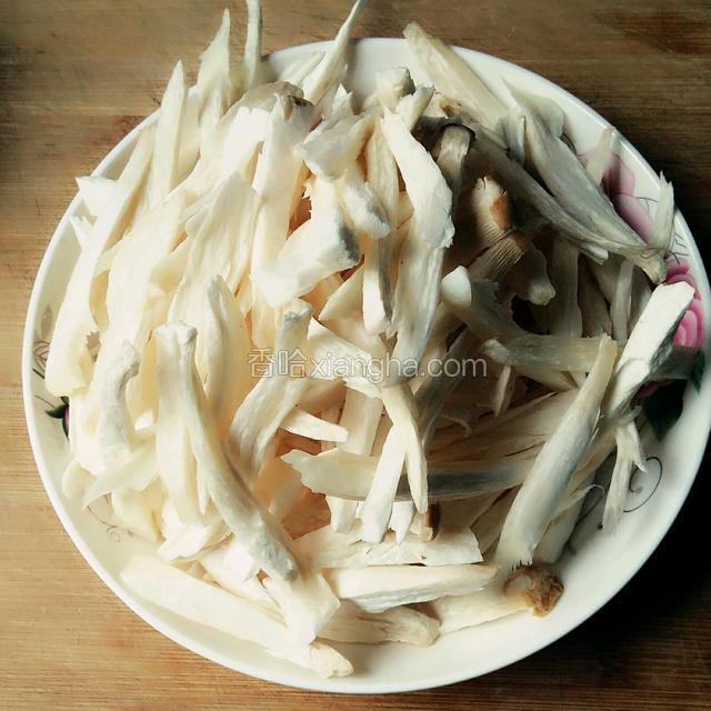杏鲍菇用手撕成细条