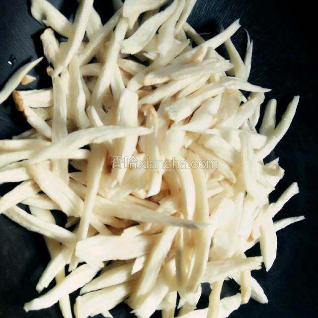 锅中无油无水，放入撕好的杏鲍菇丝，中火翻炒