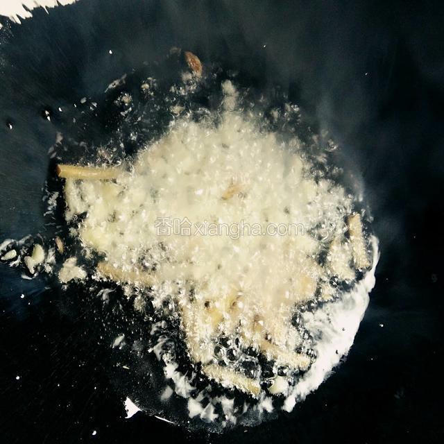 热锅凉油，放入姜蒜爆香
