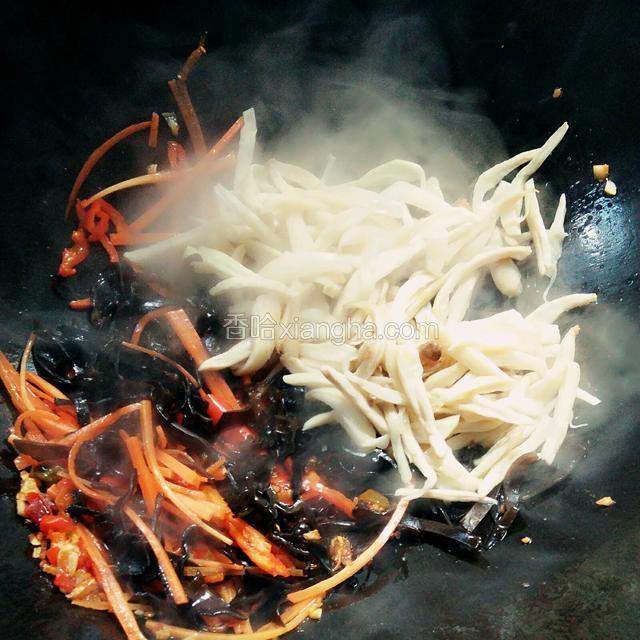 下入木耳和杏鲍菇丝，翻炒均匀