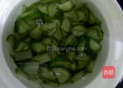 酸甜咸黄瓜的做法图解2
