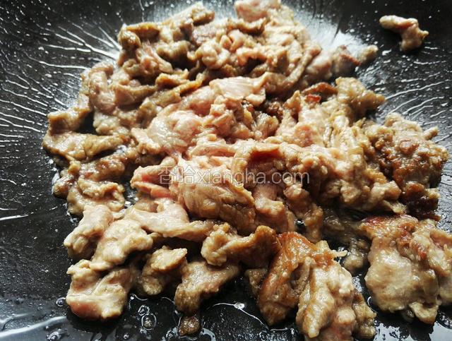 净锅放适量下入腌制好的牛肉中小火炒熟