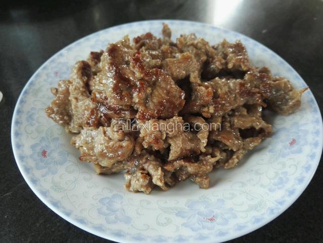 把炒好的牛肉装盘备用