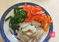 蒲鉾炒木耳的做法图解2