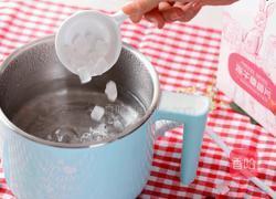 冰糖玫瑰草莓的做法图解2