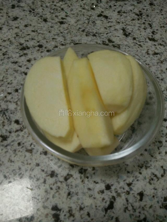 去除苹果皮，切块放到碗中