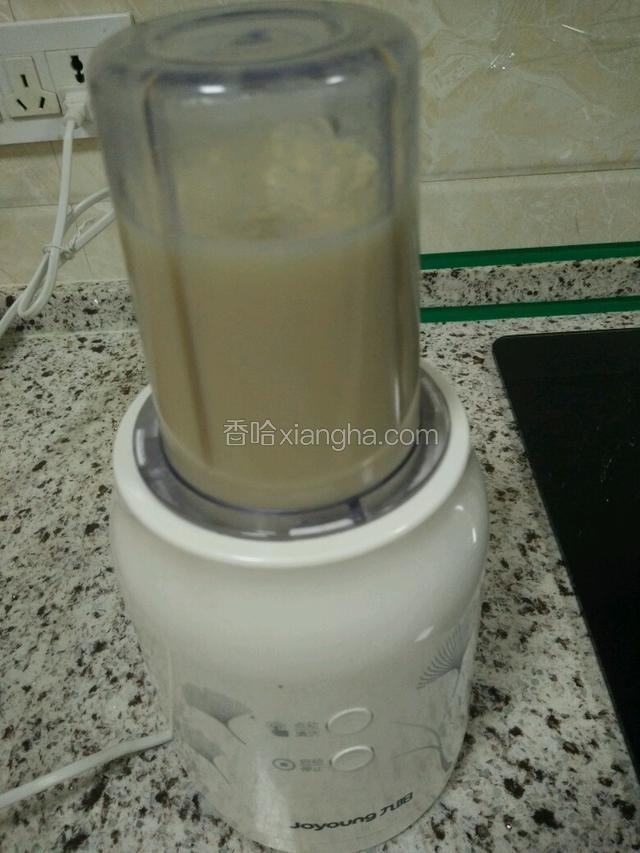 然后启动料理机榨成泥