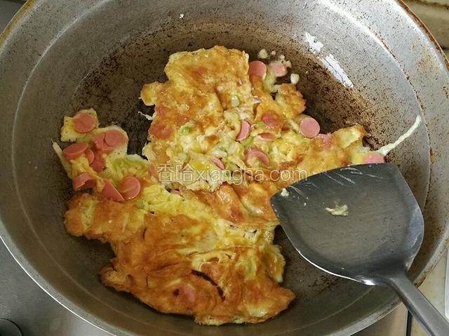 待鸡蛋凝固后，翻面，把鸡蛋煎熟，尽量让鸡蛋呈片状。