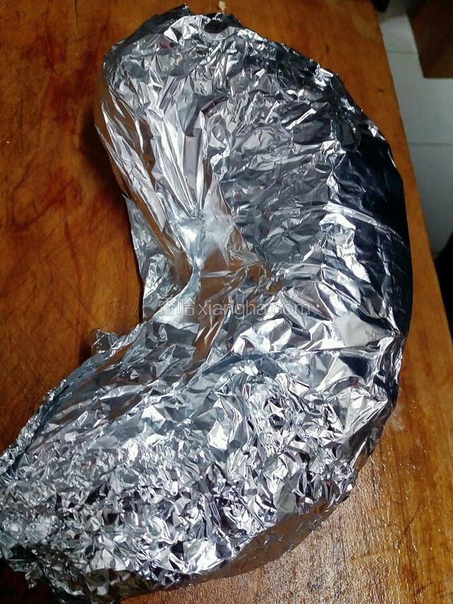 用锡纸包裹土豆