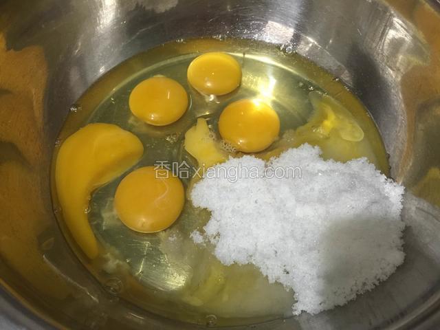把细砂糖全部倒入鸡蛋液里，用电动打蛋器打发。