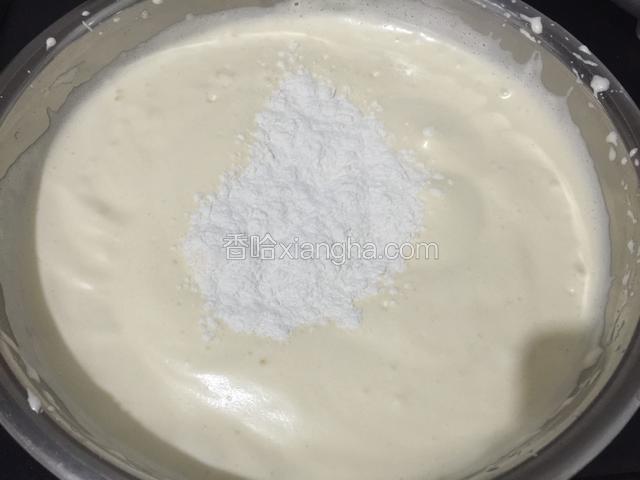 分3-4次的倒入低筋面粉，用橡皮刮刀由下往上的翻拌，不要画圈搅拌，以免鸡蛋消泡。