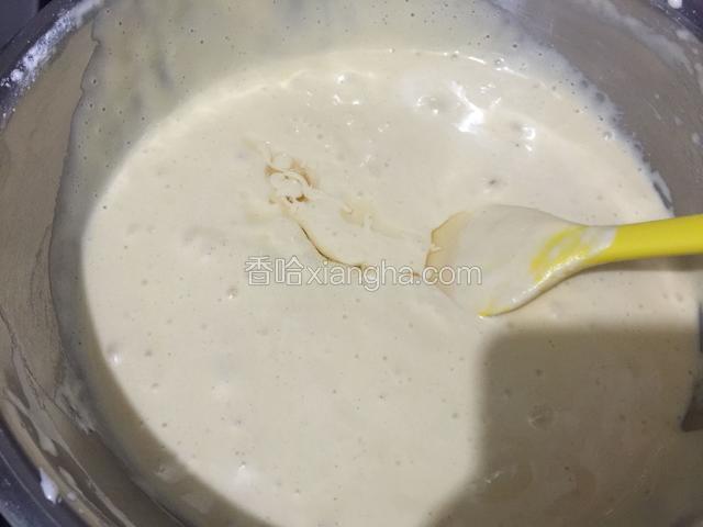 最后倒入玉米油继续翻拌均匀。