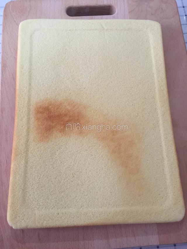 把烤好的蛋糕盖到案板上，撕掉锡纸晾凉就可以切块食用了。