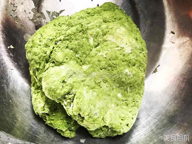 将菠菜用料理机打汁，加入面粉、鸡蛋，和成面团。