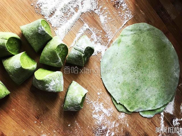 将菠菜面团分成同等大小的小面团，用擀面杖擀成面饼。