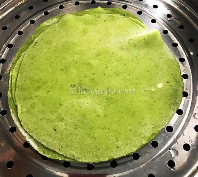 在面饼两面抹上橄榄油，摞在一起，放在蒸笼上蒸5分钟。