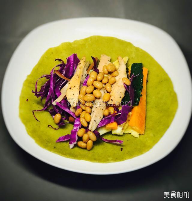 将菠菜饼放在盘子上，放上配菜，卷起来就可以吃咯。