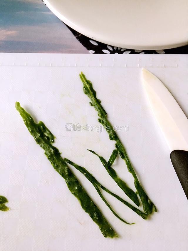 黄瓜取皮、切些细丝、做柳叶、再切出树根