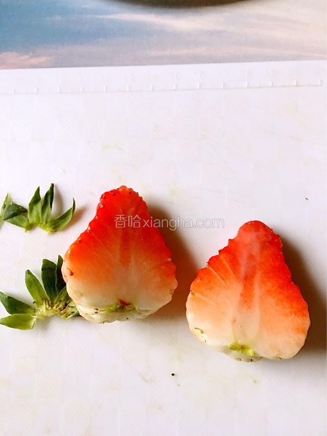 草莓洗净切成两半、做鸟的身体、