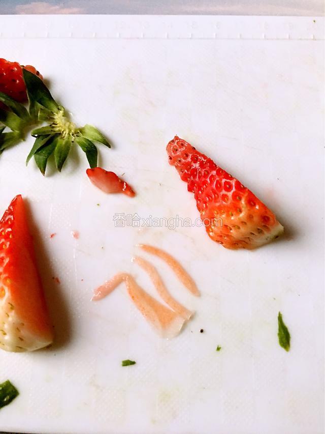 再取一个草莓刻出鸟的腿和脖子、虫子、