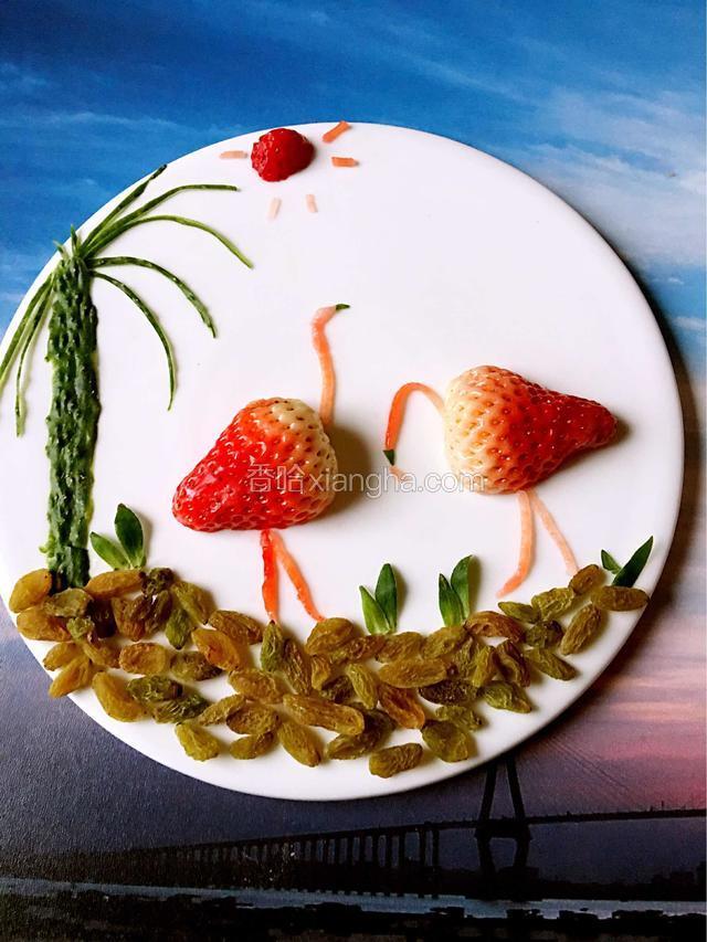 如图、摆放好、鸟下面摆上葡萄干、草莓蒂做小草，