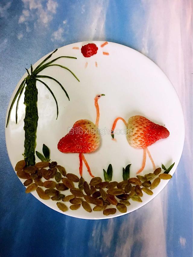 两只恩爱的火烈鸟、在岸边悠闲的散步！