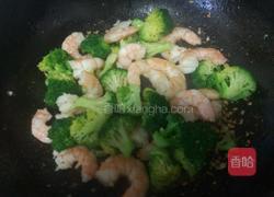 西兰花炒虾仁的做法图解6