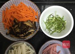 火腿杂蔬炒年糕的做法图解1
