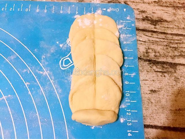 取小份的面团揉成长条状做为花芯，放在面片上
