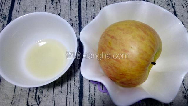 准备食材，将苹果洗净。