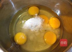 电饭煲海绵蛋糕的做法图解1